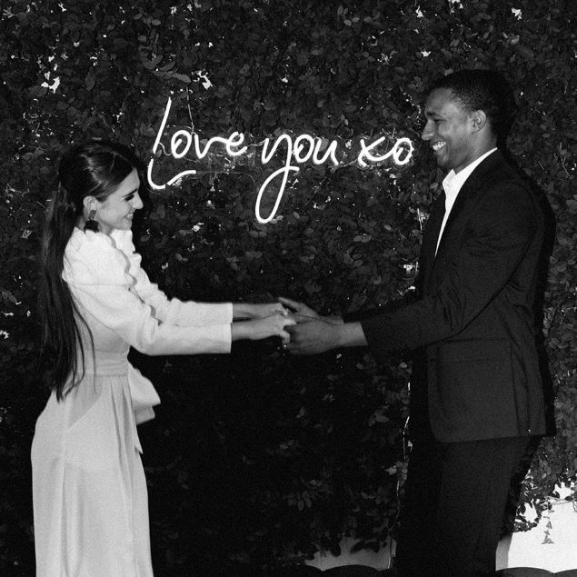 Love You XO LED neon light shown on a mesh screen with balloons
