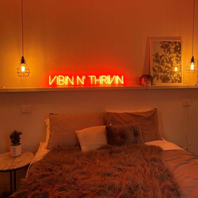 Vibin 'n Thrivin neon bedroom light from Custom Neon
